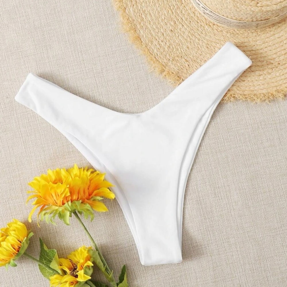 High-leg bikini bottoms